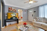 Super Cute & Cool Home with 65Inch TV 2Baths 4 Bedrooms 2King Beds BBQ Grill Fenced Backyard - B&B Ferndale