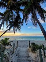 Hemingways Atlantic Retreat - Bed and Breakfast Key West