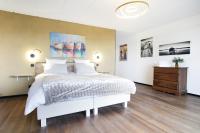 Habitación con cama extragrande y vistas al jardín