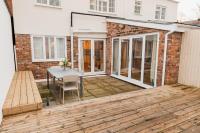 Spacious & Modern 4 bed home in Chester with parking for 1 car - B&B Chester