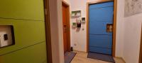 Zimmer mit Kingsize-Bett und Gartenblick.