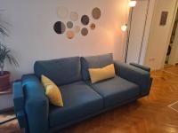 Yellow Circles Apt. on great location NEW - Chambres d’hôtes Novi Sad