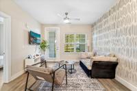 Private Full Modern King Suite, Resort Amenities & Great Pool - B&B