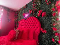 Wild Romance Hideaway 5 MIN Away from Downtown - B&B