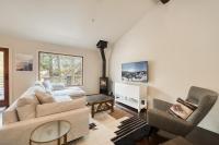 Valley View Townhome # 10 at Palisades by Tahoe Getaways - Shuttle & Walk to the Village! - Chambres d'hôtes Olympic Valley