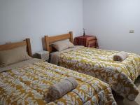 Tweepersoonskamer met 2 Aparte Bedden en Eigen Badkamer