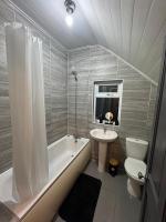 Sleeps 8 l 3 Bedroom l Last-minute Specials l New Property l Elegant House near City Center Sleeps 6 with Free Parking l By Zen Nights Short Lets & Serviced Accommodations - Ferienwohnung