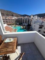 Sea View Penthouse Apartment or Studio with Large Terrace in Los Cristianos - Chambres d'hôtes Los Cristianos