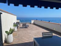 Beach Penthouse Marisol 2Floors, central - Chambres d'hôtes Letojanni