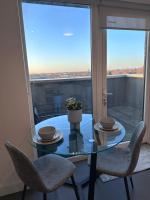 Beautiful 1 Bd Top floor Terraced Apartment - Chambres d’hôtes