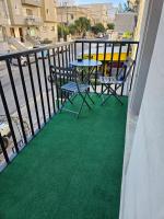 3 bedroom apt in prime location 5m away from beach - Chambres d’hôtes Swieqi