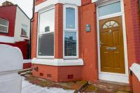 Contractor Luxury Home - Long Stays - 4 Bedrooms - Sleep 8 - Zip & Link Beds - Ultra Fast WiFi - Free Parking - Chambres d'hôtes Birkenhead