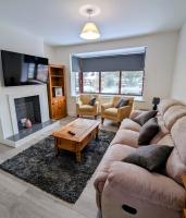 Spacious 4 Bedroom Home - Bed and Breakfast