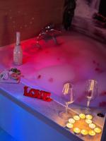 Zimmer mit Kingsize-Bett und Whirlpool