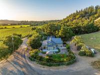 Santini Farmhouse -- Beautiful Italian Style Villa, Hot Tub, Vineyard Views - Ferienwohnung