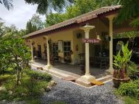 Baan Rim Tarn B&B - Bed and Breakfast Takua Pa