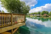 Lakefront Lodge 5 Star Country Park Private Fishing FREE Parking S - B&B