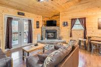Deck and Fire Pit Smoky Mountain Cabin Hideaway! - Bed and Breakfast Murphy