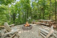 Secluded 2BR Smoky Mountain Cabin Hot Tub Arcade Firepit Sleeps 10, Wi-FI - Chambres d'hôtes Sevierville