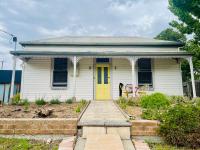 Updated Cottage on Large Sunny Block - 5 mins-CBD - B&B Canadian