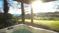 Little Acorn - Luxury shepherd's hut / lodge with private hot tub and garden - Chambres d'hôtes Llanfyllin