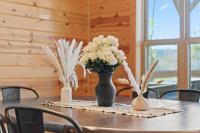 Jasper Cabin with Hot Tub, Fire Pit & Mountain Views - Bed and Breakfast Jasper