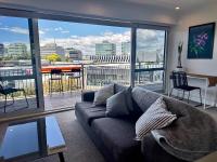 Panoramic City Views in a Modern Central Apartment - B&B