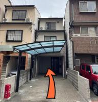 2-Bedroom House with Free Parking - Chambres d’hôtes