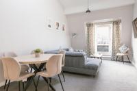 Chic 2-Bed, 2 Bath Apt in City Centre Sleeps 6, Free Secure Parking - Ferienwohnung