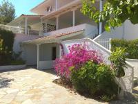 3 Bedroom House, 250m from Trikorfo Beach - B&B Yerakini