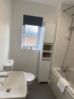 4 Bed Station Garden House - B&B Basingstoke