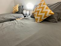 Central Halifax Work & Retreat Base - Two bedroom house - sleeps up to 4 - free parking and internet - Chambres d'hôtes Halifax