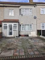 Guest house in Dagenham East by Fenia - B&B