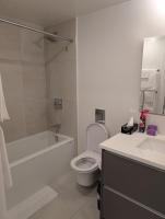 Modern 2 bedroom condo with AC in Olympic Village - B&B Vancouver