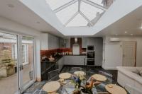 Spacious 3bed Cannock Chase Guest House for contractors, business & family visits 5min to McArthur Glen, Cannock Hospital Wolvs Stafford Birmingham - Ferienwohnung Huntington