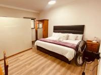 Zimmer mit Kingsize-Bett