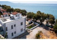 Naiada - Beachfront Luxury Villa - Bed and Breakfast Votsalákia