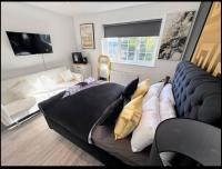 Canterbury Six Luxury Suites with Lounge Kitchen Hot Tub and Free Parking - B&B