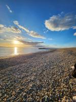 Charming 2-Bed Chalet - Ferienwohnung Selsey