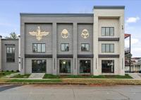 Fall at Golden Goose including King Bed, Parking, Security and Laundry - B&B Evansville