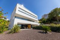 One-Bedroom Apartment with Bay View