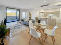 Modern 2BR Suite with Balcony & Parking near Airport - B&B