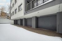 Klimatyczne Studio w Łodzi z Parkingiem i Dużym Umeblowanym Balkonem by Noclegi Renters - B&B