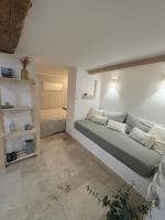 Studio climatisé au calme au coeur du village médiéval avec rue piétonne - Chambres d’hôtes