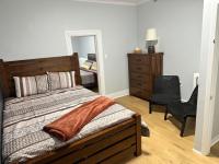 Spacious Stylish Gem Steps from the Pier - Chambres d’hôtes Halifax