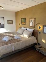 Habitación con cama extragrande y vistas al jardín