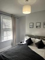 Cosy 2-Bed Home - Central Location Near Town & Train Station - B&B