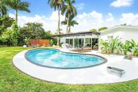 Tropicana Gem 4BR Oasis with Pool and Ping Pong Table - Chambres d’hôtes Miami