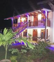 Wimal Wood Stock Surf House - B&B