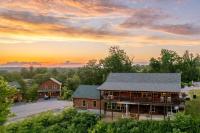 Sleeps 14! Pool, Mini Golf, Theater & Hot Tub - Bed and Breakfast Sevierville